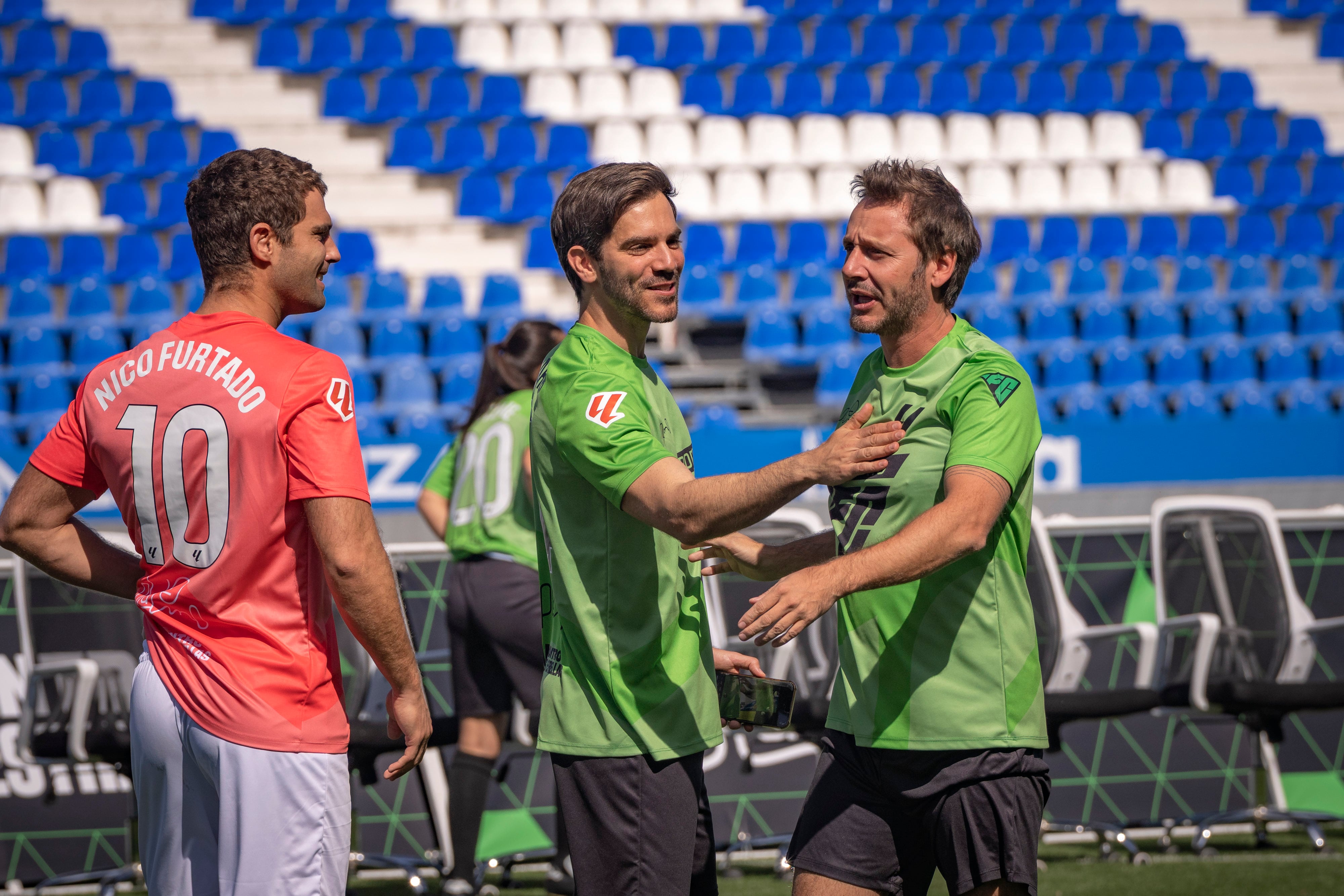 Una postal del partido: Nicolás Furtado, el actor español Marc Clotet y Benjamín Vicuña