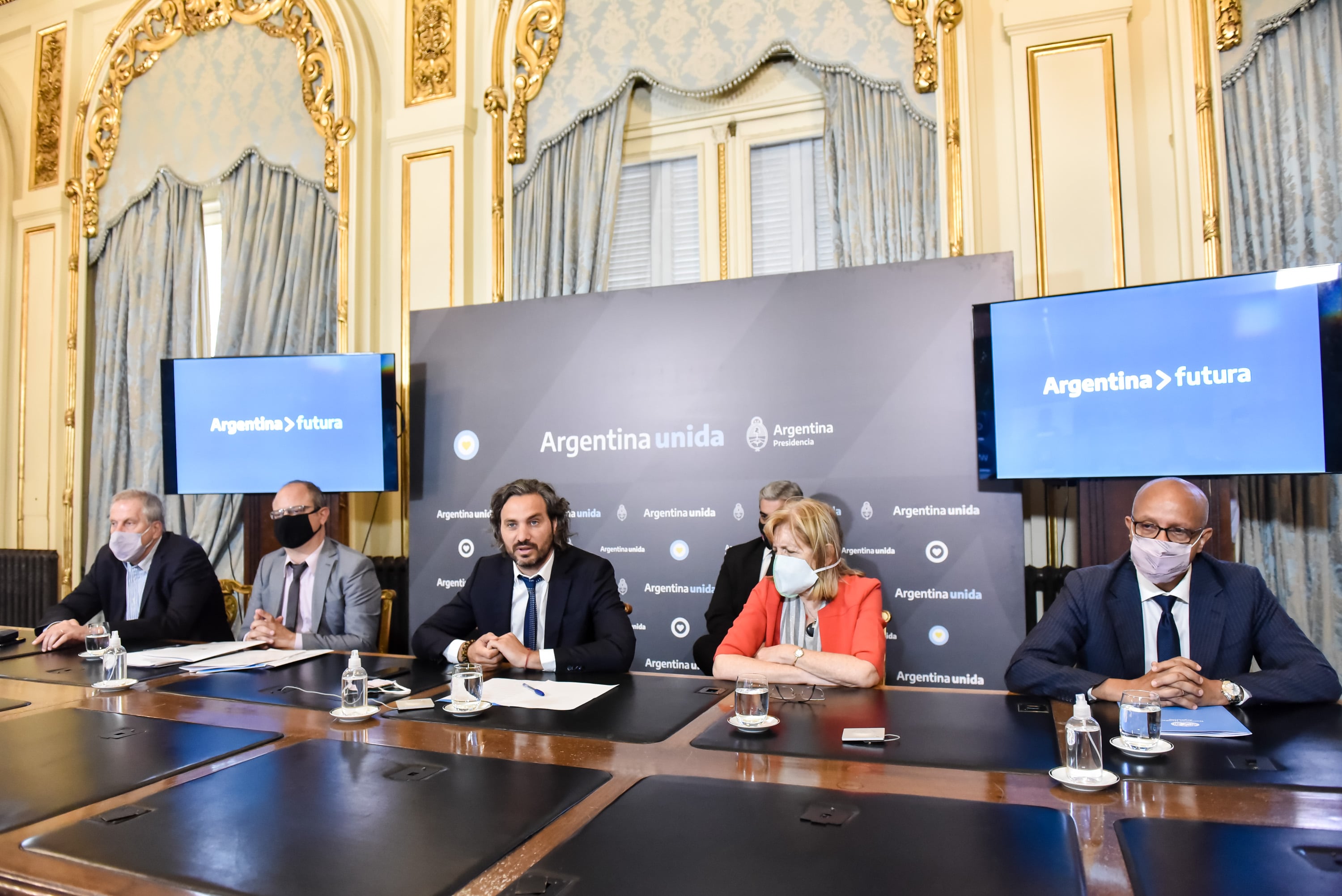 Santiago Cafiero y Alejandro Grimson recibieron las 500 propuestas de los científicos.