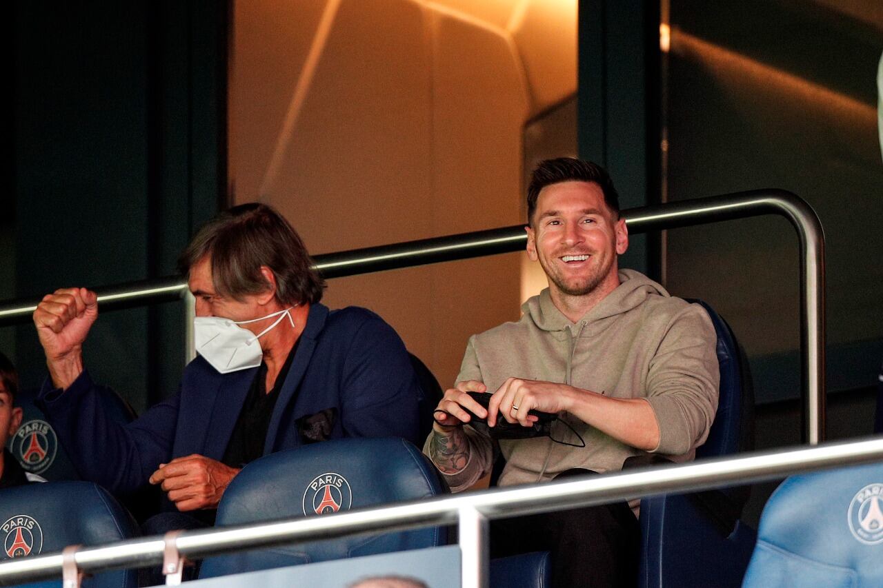 Messi sonriendo en la platea parisina