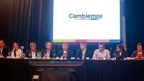 El gobernador Cornejo, uno de los encargados de abrir el encuentro, junto a Peña, Schiavoni y Zuvic, entre otros.