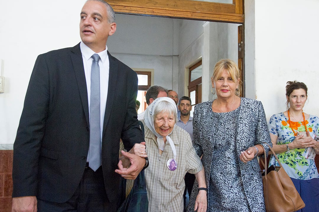 Horacio Pietragalla, la madre de Plaza de Mayo Vera Jarach y la ministra de Justicia, Marcela Losardo.