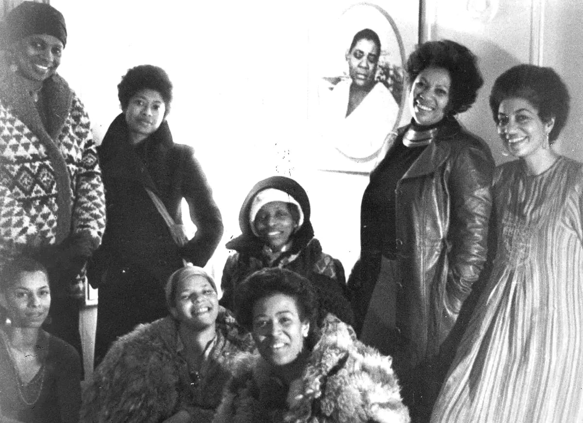 The Sisterhood, en su primera reunión, año 1977: Vertamae Grosvenor, Alice Walker, Lori Sharpe, Toni Morrison, June Jordan, Nana Maynard, Ntozake Shange, y Audreen Ballard