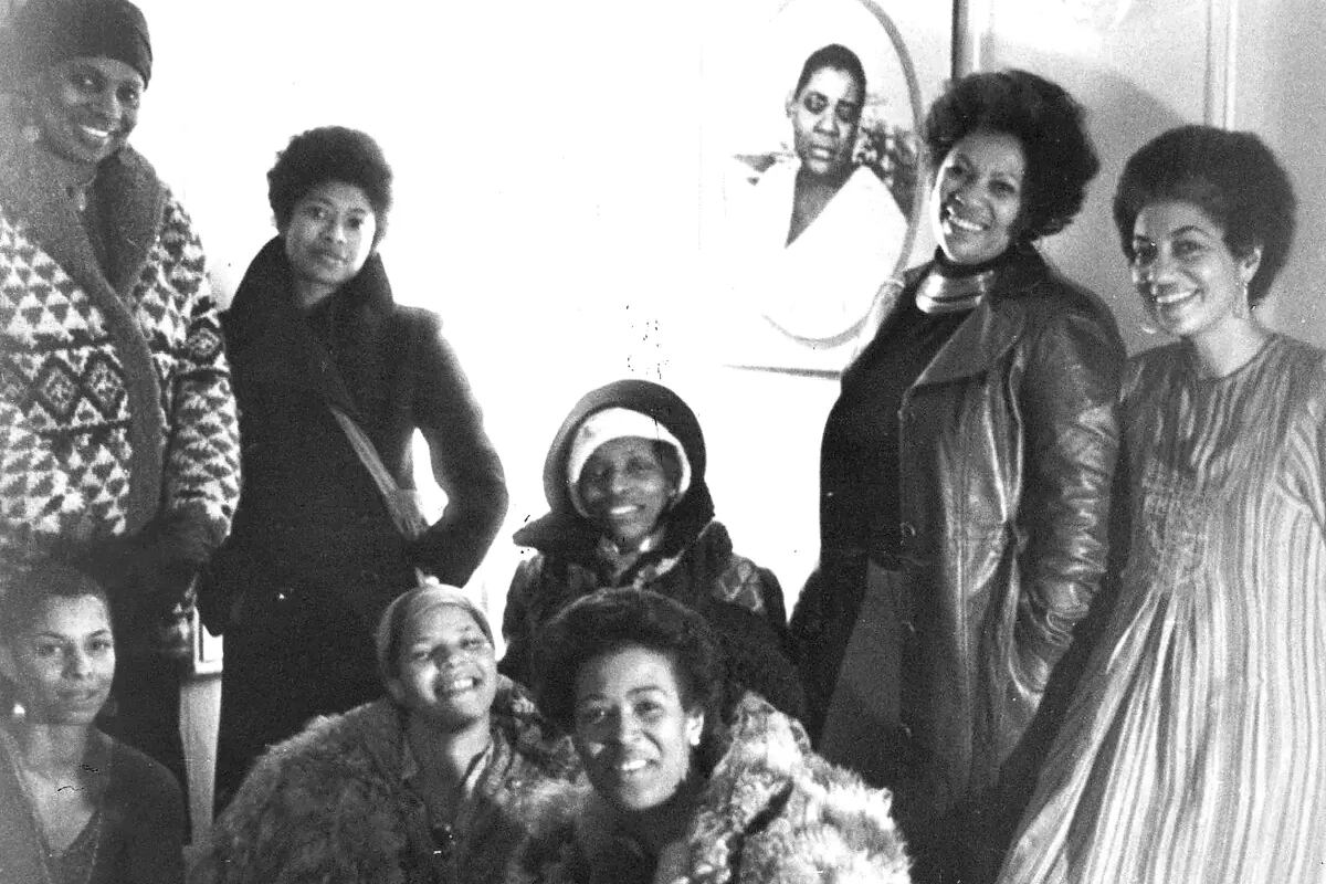 The Sisterhood, en su primera reunión, año 1977: Vertamae Grosvenor, Alice Walker, Lori Sharpe, Toni Morrison, June Jordan, Nana Maynard, Ntozake Shange, y Audreen Ballard