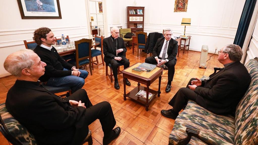 Ojea, Poli y Malfa recibieron a Fernández y Cafiero en la sede de la Conferencia Episcopal.