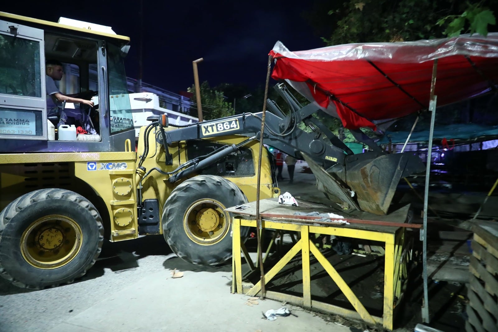 Camiones y palas mecánicas fueron usados para tirar abajo los puestos en Retiro. 