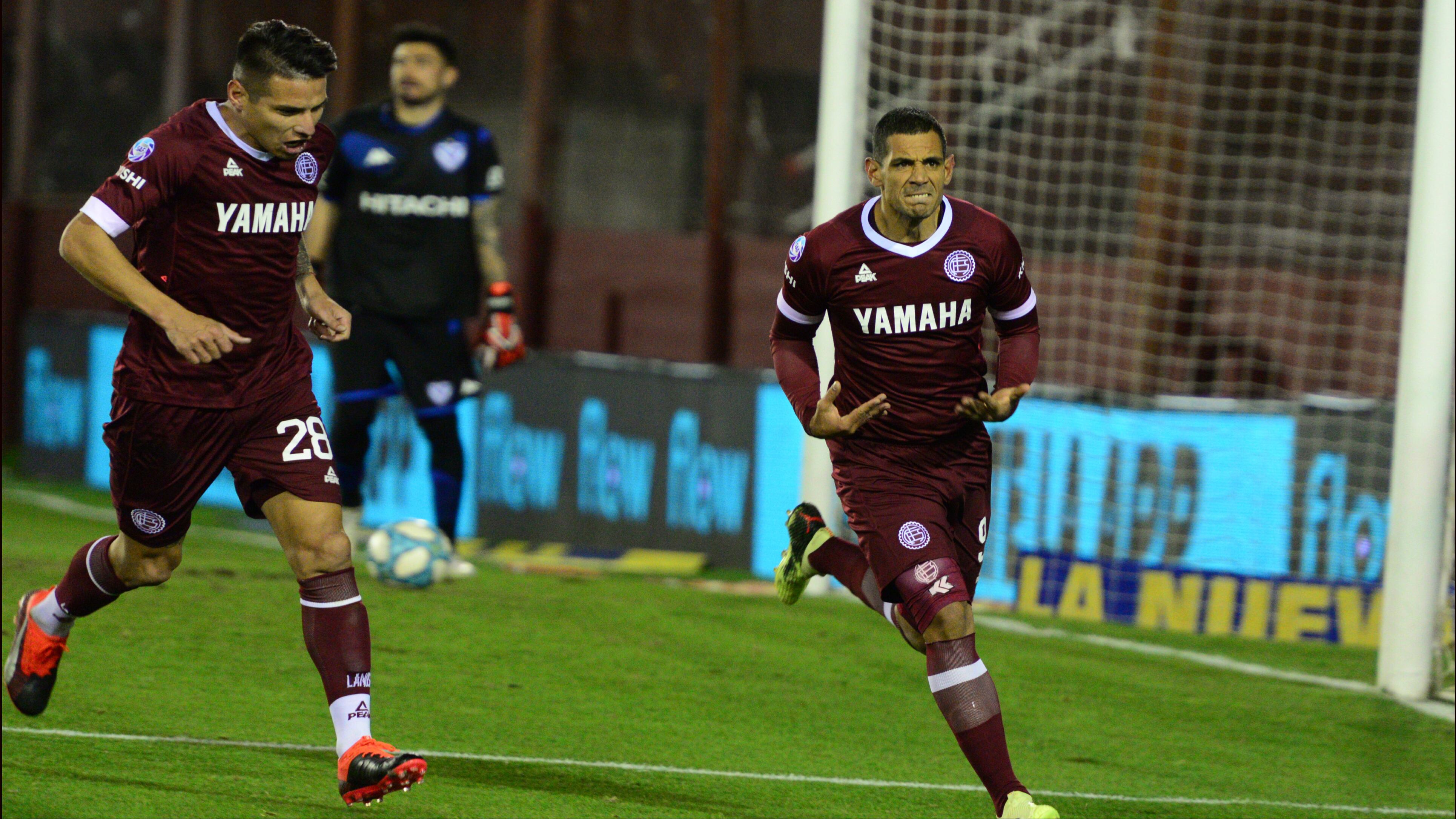 José Sand festeja su gol de penal, en el segundo tiempo.