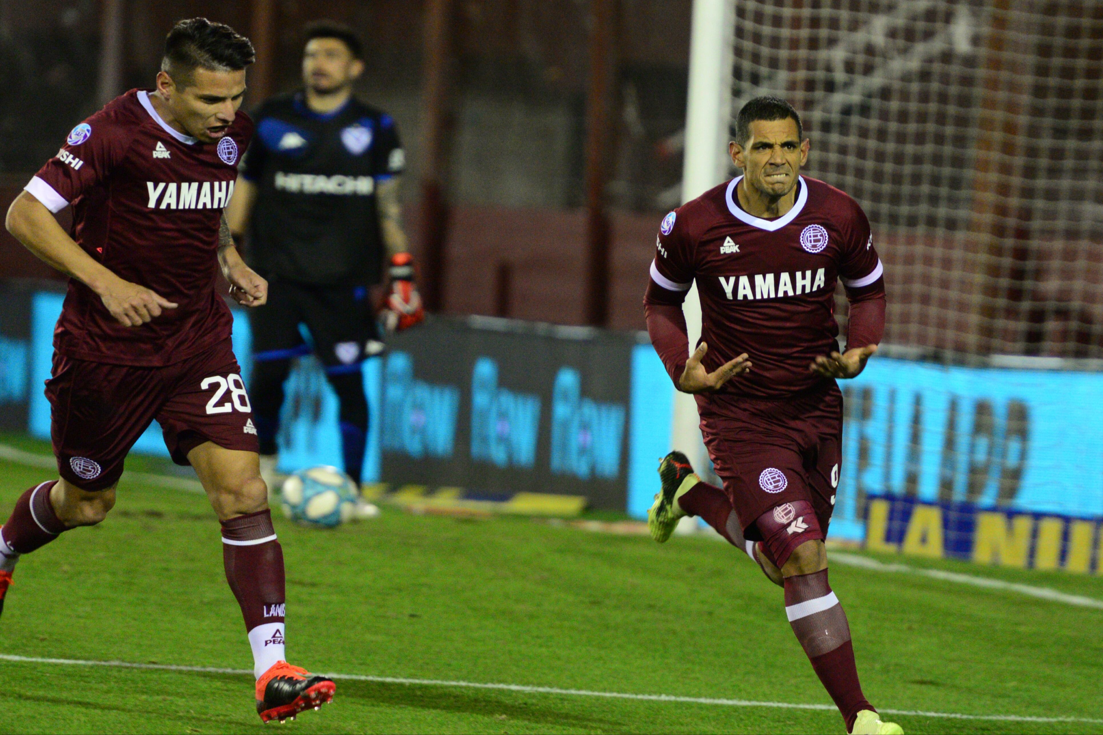 José Sand festeja su gol de penal, en el segundo tiempo.