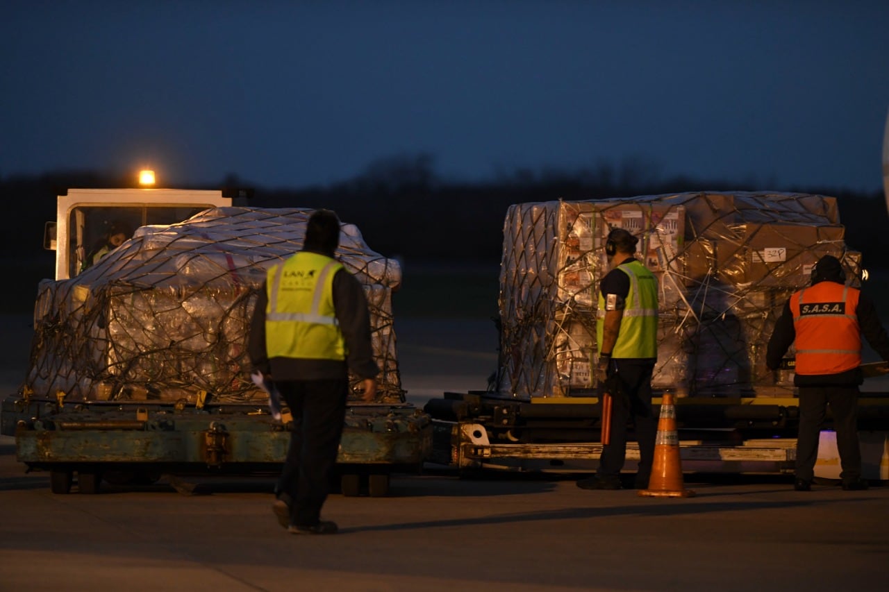 Vacunas anti covid: 6 vuelos con 5 millones de dosis esta semana y dosis para los sub 40 antes de fin de mes.