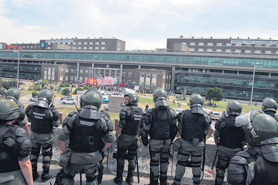 Un fuerte operativo de seguridad impidió que los manifestantes cortaran la autopista.