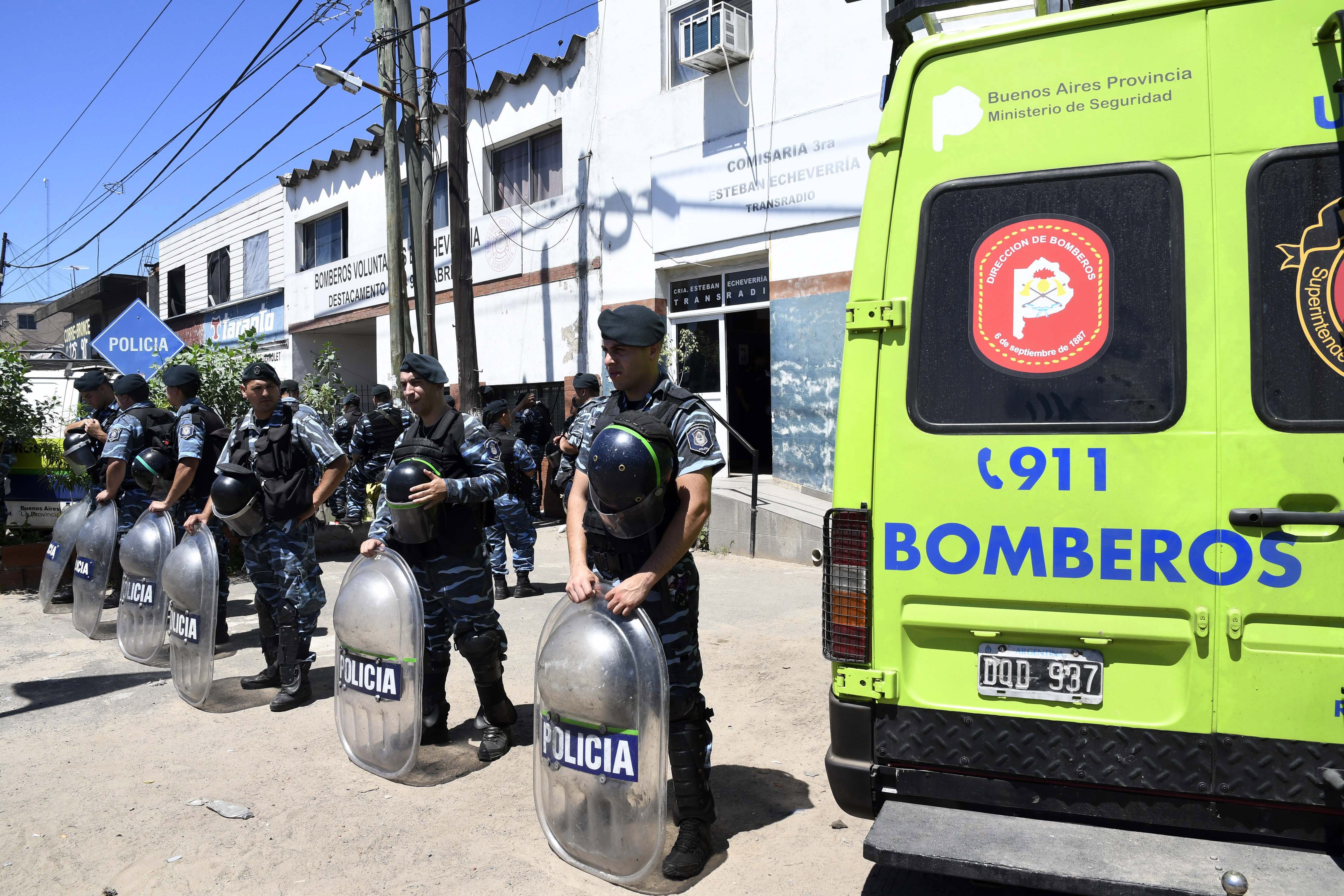 La comisaría 3ª de Transradio, en Camino de Cintura 6080 y al lado el cuartel de Bomberos.