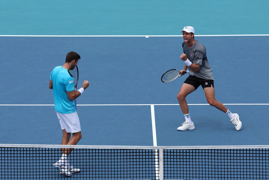 Horacio Zeballos festeja un punto junto a Marcel Granollers en Miami, en marzo último.