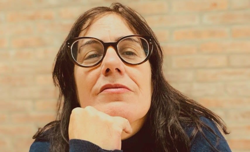 Durante veinte años, Mazzinghi trabajó en un hospital neuropsiquiátrico de la ciudad de Buenos Aires. En Locas conviven relatos, historias de las pacientes, las reglas que inventan para darse un orden, la solidaridad revuelta en violencia, el aire tumbero y medicado de las salas, el humor a veces posible, las voces y los gritos.