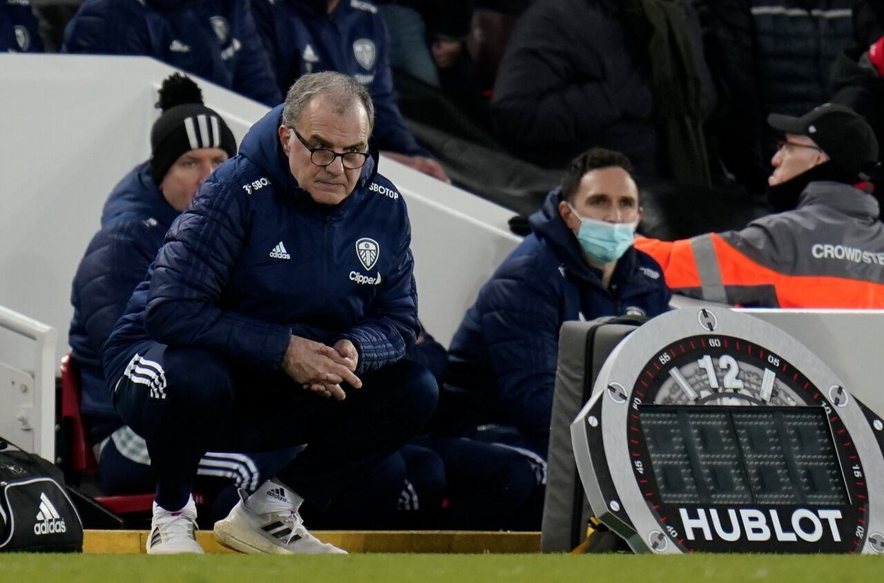 Bielsa observa otra derrota de su equipo