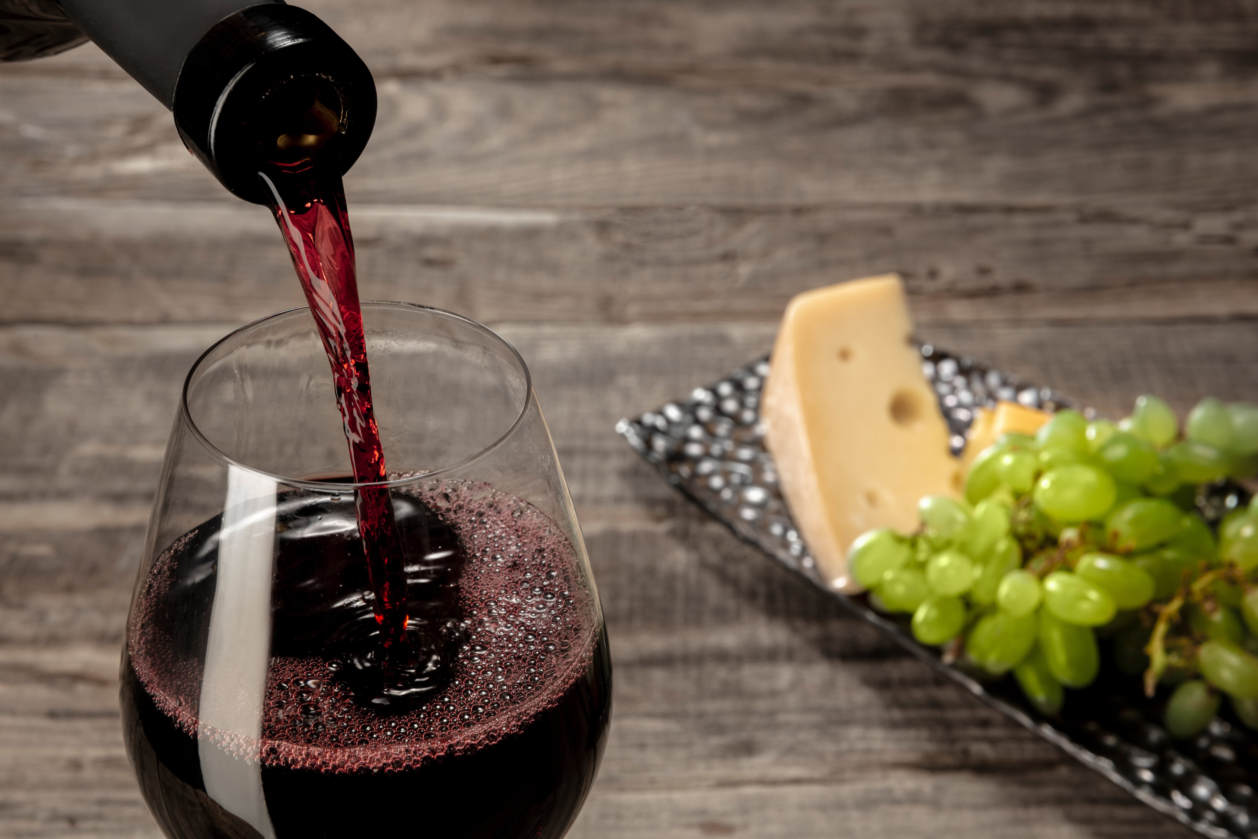 Cuatro vinos argentinos fueron elegidos entre los 50 mejores del mundo. Imagen: Freepik.