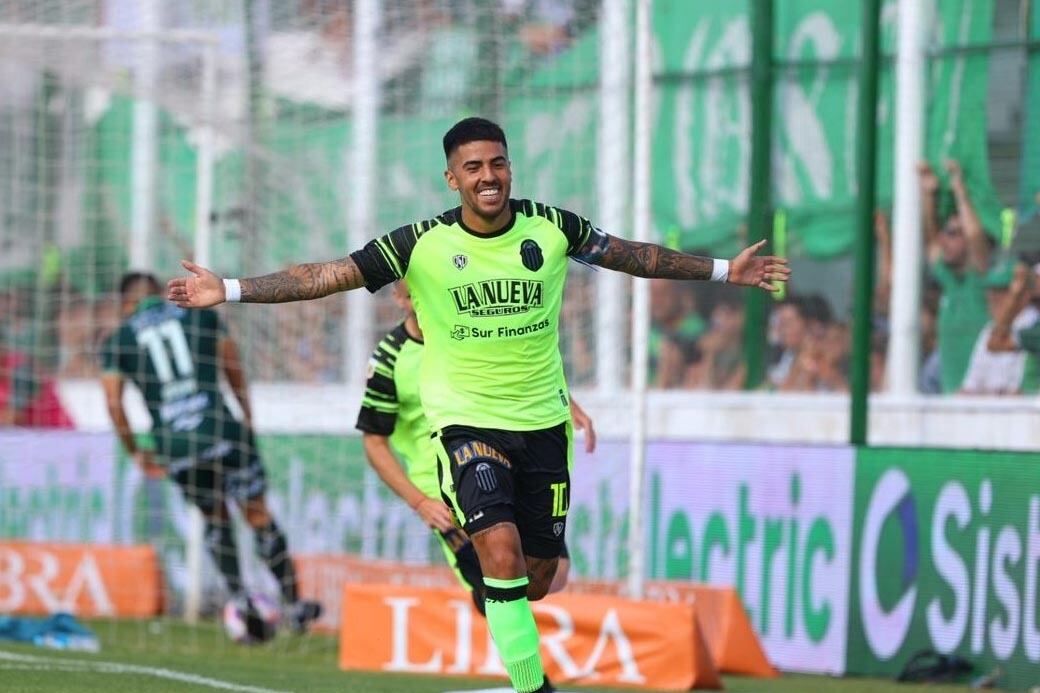 Iván Tapia marcó el primero de los penales para Barracas