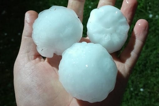 Granizo del tamaño de una pelota de tenis