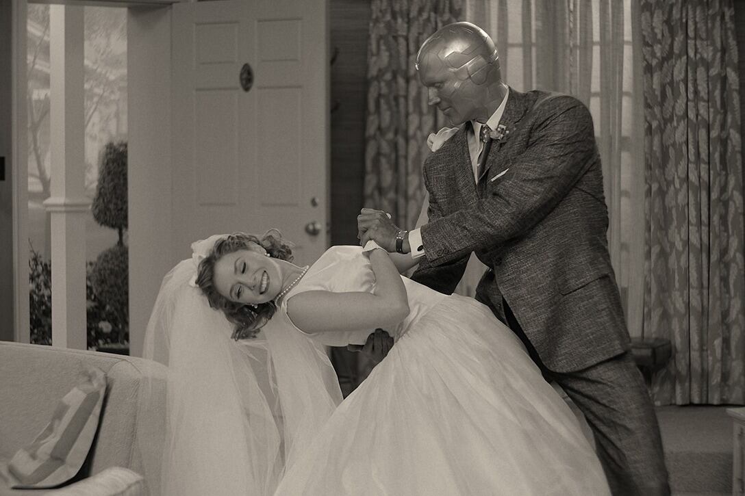 Elizabeth Olsen –Wanda- y Paul Bettany –Vision- repiten los personajes de la saga Avengers en un entorno nuevo.