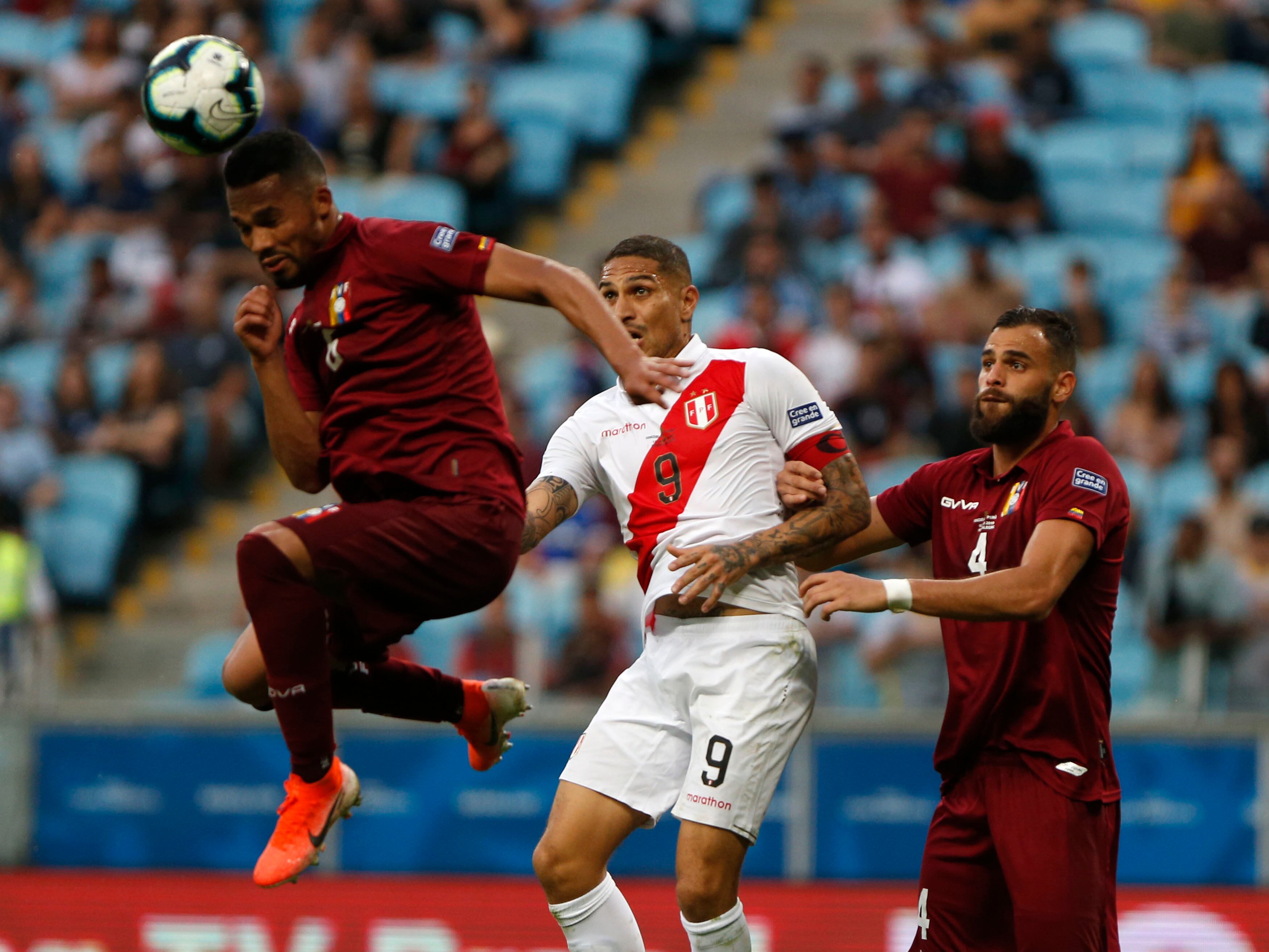 Paolo Guerrero, la estrella peruana, lucha entre Tomás Rincón y Jhon Chancellor.  venezolanos.