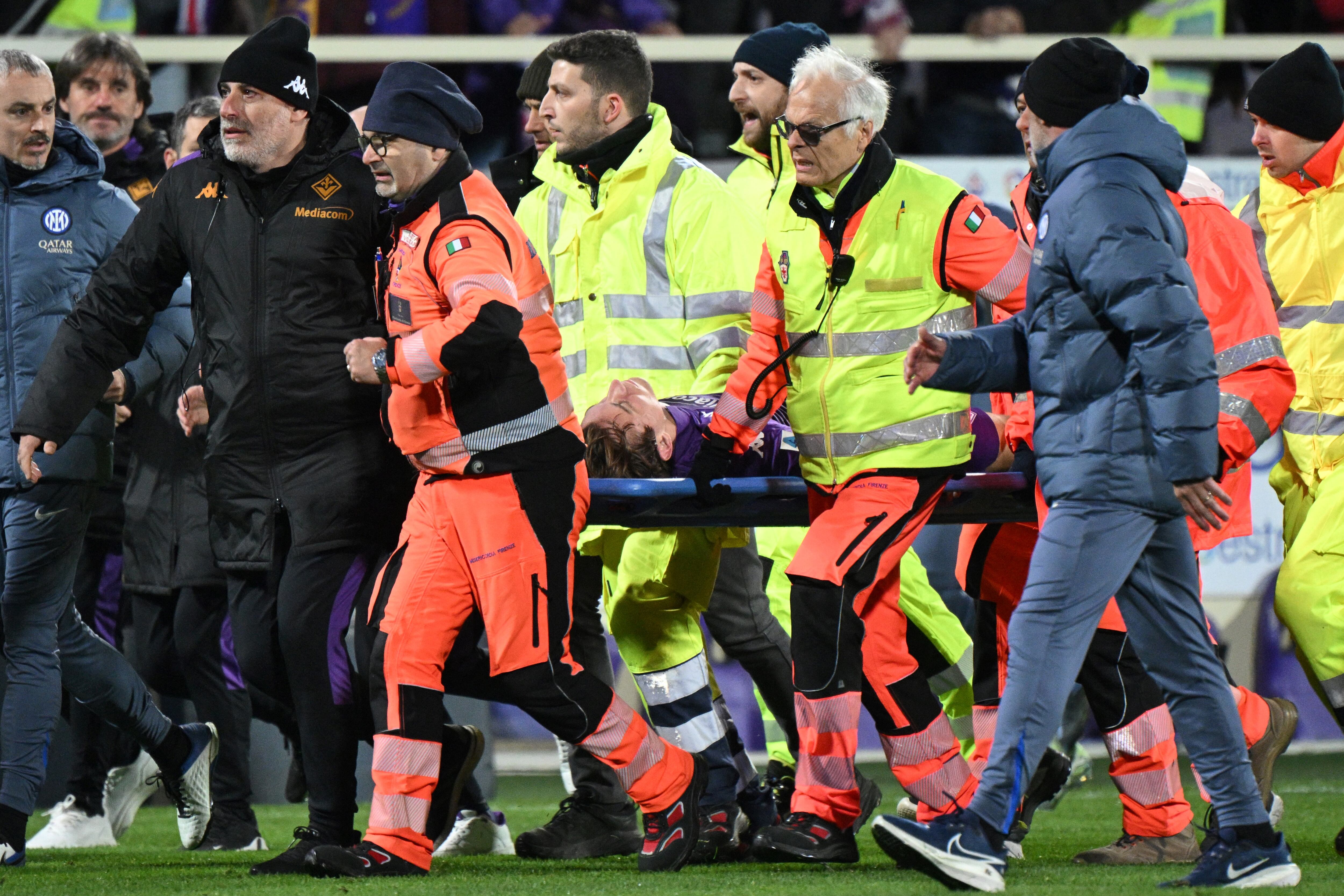 El momento en que Bove es retirado en camilla