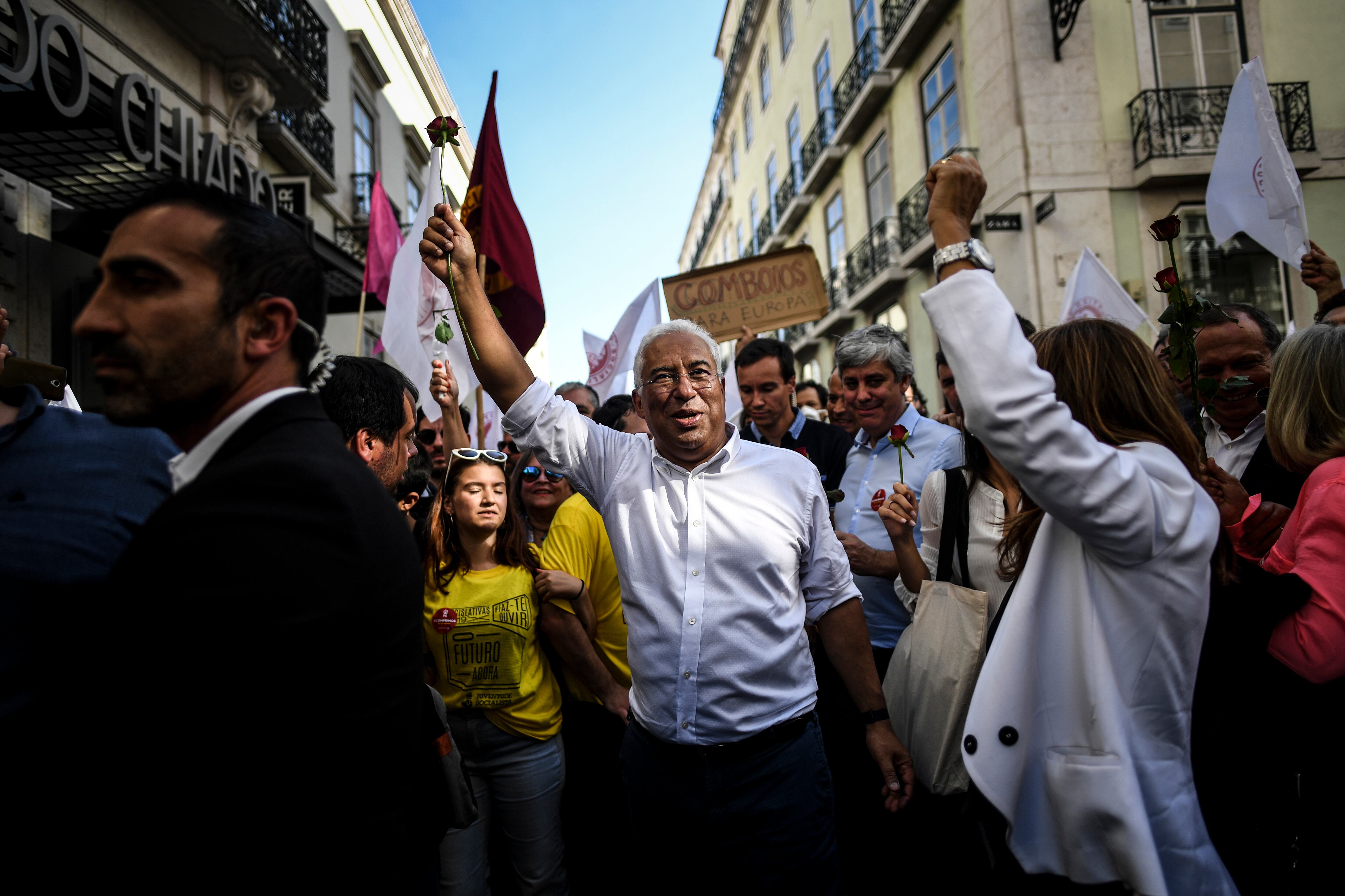 El primer ministro António Costa en plena campaña por las calles de Lisboa