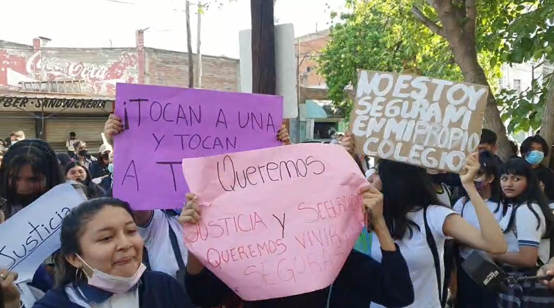 La manifestación de las adolescentes. 