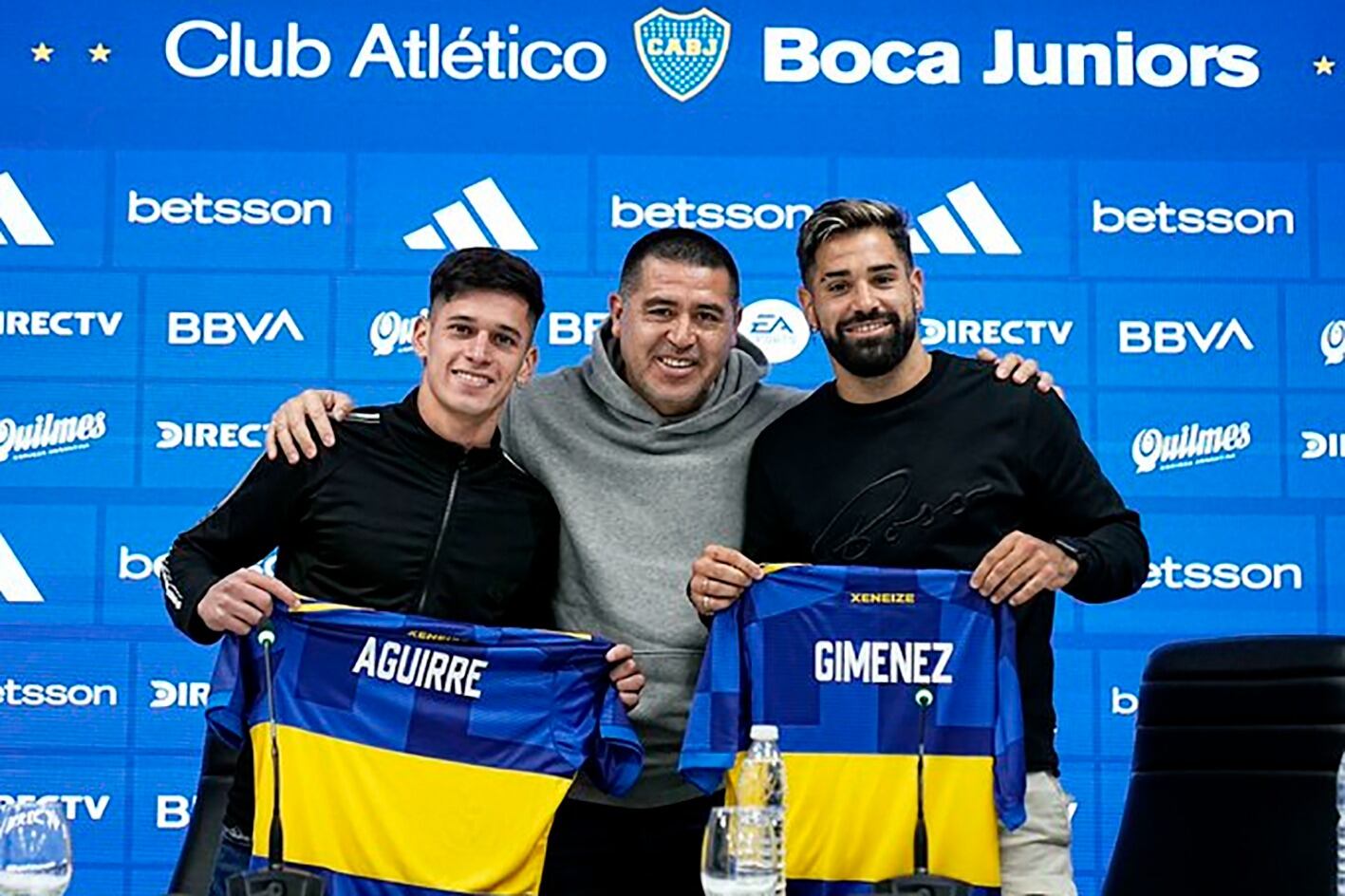 Juan Román Riquelme, flanqueado por Aguirre y Giménez