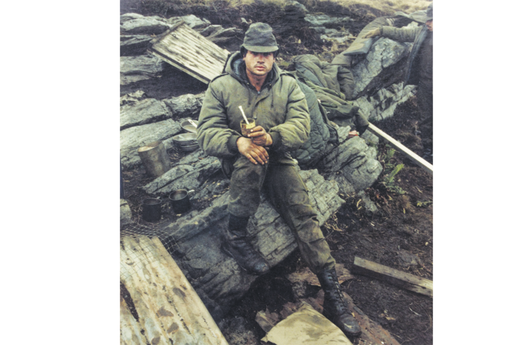 Martín Borba: “No recuerdo quién es el de esta foto. El mate era el casquito de una granada, tipo vaso; y la bombilla era de una lapicera. El hambre… eso lo pasamos todos. Yo lo pasé mucho, porque la comida no llegaba”.