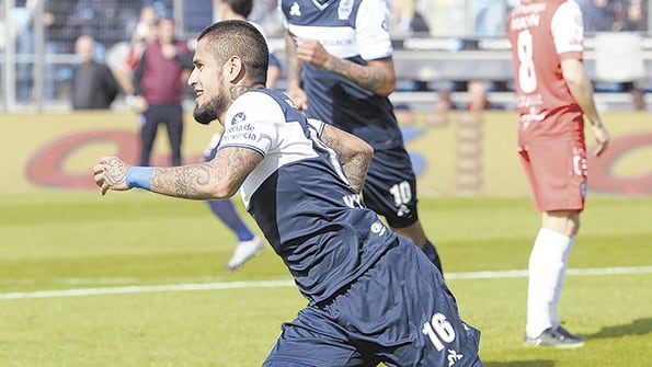 El festejo de Víctor Ayala tras el gol marcado a los 38 segundos.