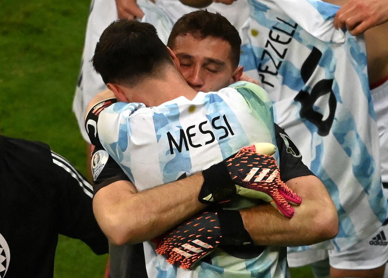 El abrazo de Messi y Martínez tras eliminar a Colombia.