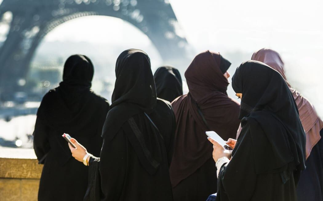  La abaya cubre la totalidad del cuerpo, excepto rostro, manos y pies