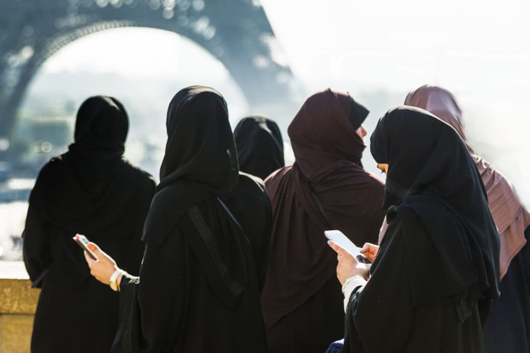 La abaya cubre la totalidad del cuerpo, excepto rostro, manos y pies