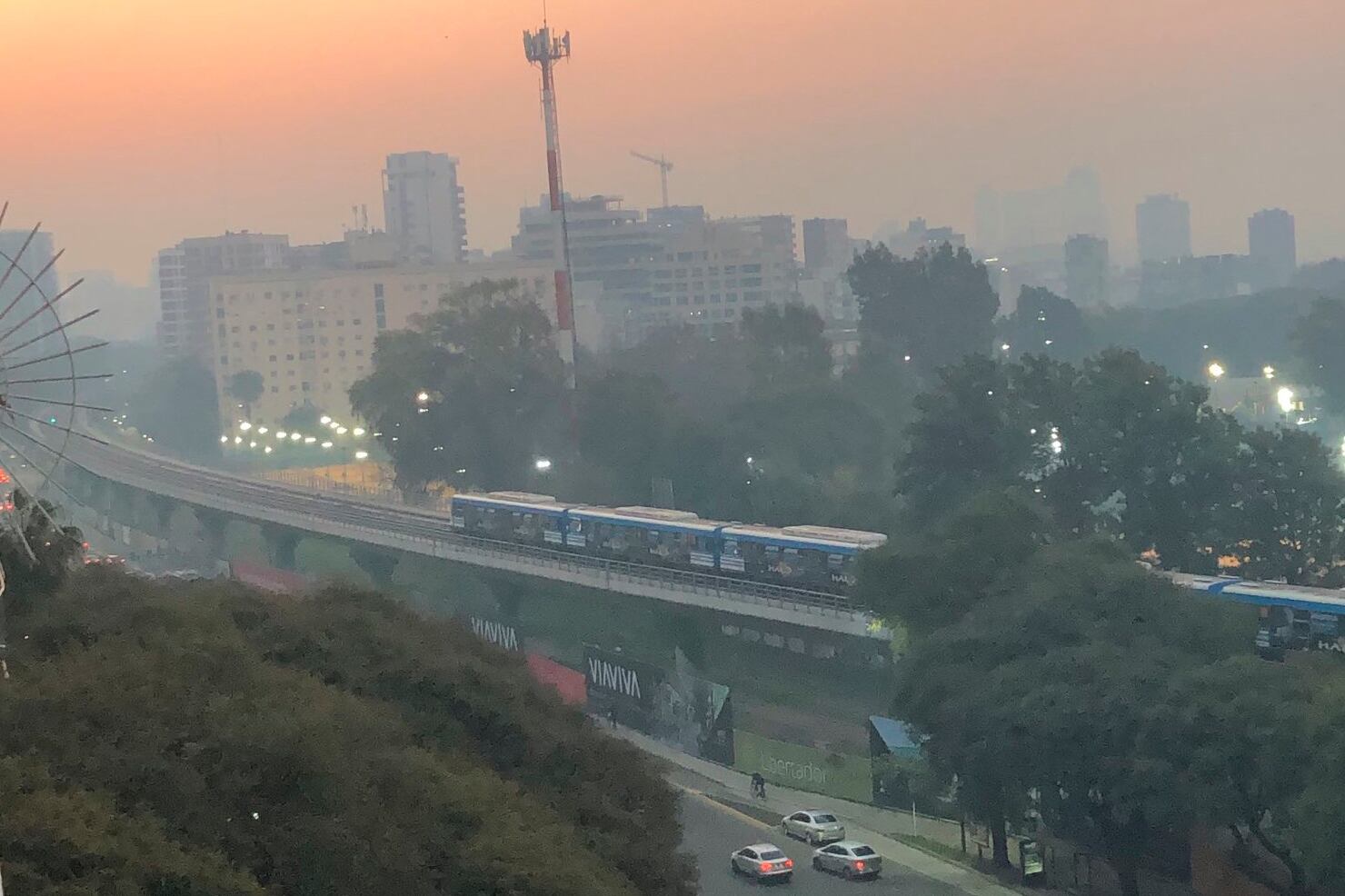 La ciudad de Buenos Aires se va oscureciendo de a poco.