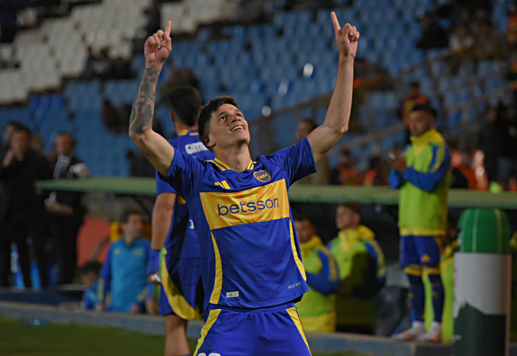Brian Aguirre festeja el polemiquísimo gol de Boca.