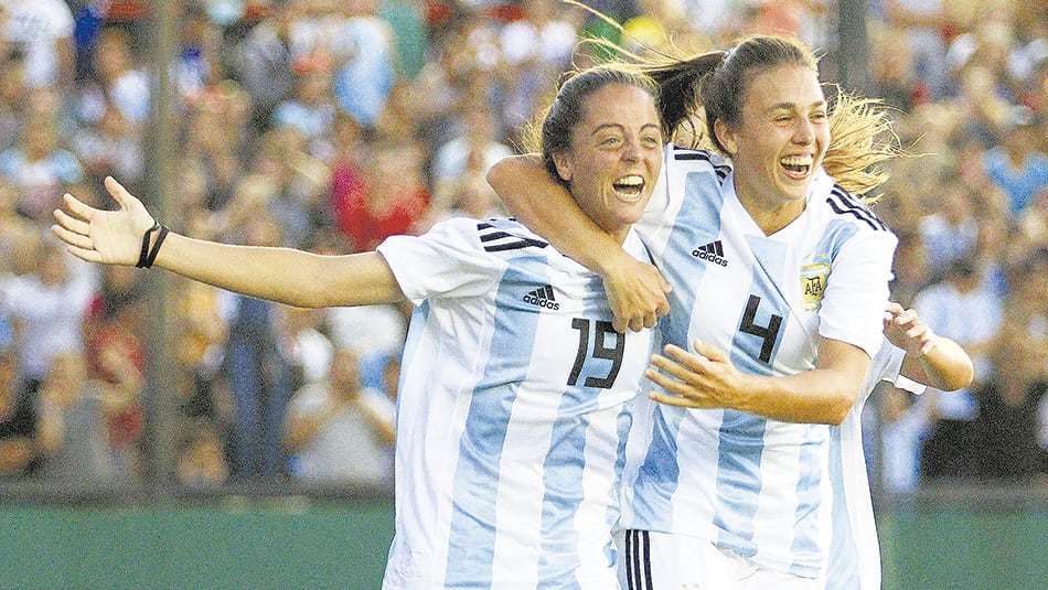 Festejo de las argentinas frente a Panamá en el repechaje clasificatorio al Mundial.