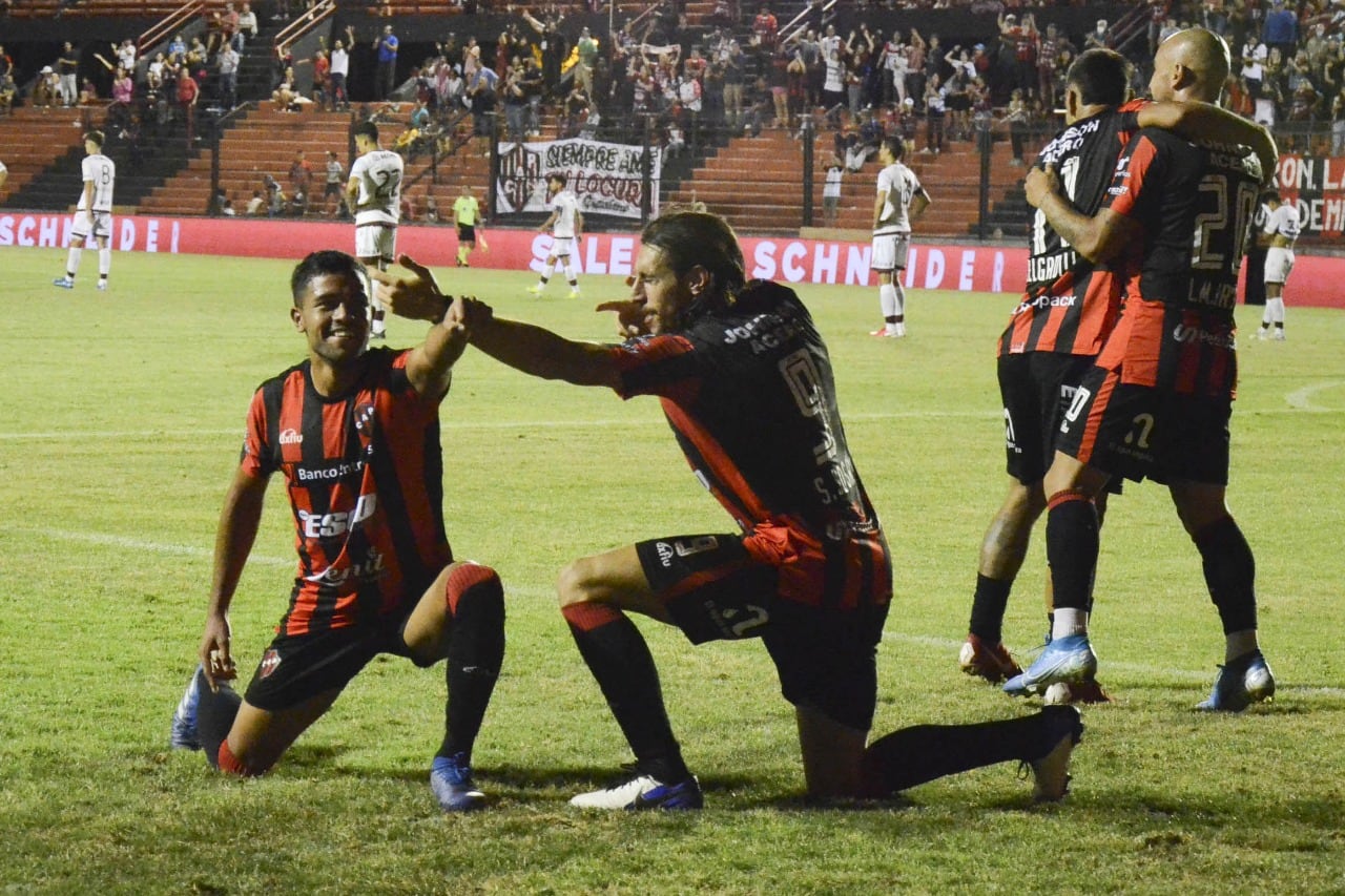 El uruguayo Sosa (centro) le dio la victoria a Patronato ante Lanús