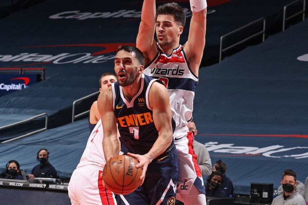 Campazzo, que recibe la falta de Deni Avdij, atacó más y mejor el aro que en otros partidos. 