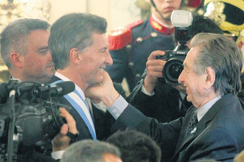 Padre e hijo Macri, familia que ya tiene una colección de empresas offshore para administrar sus negocios.