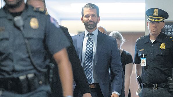 Donald junior llega al Congreso para testificar acerca de su contacto con una abogada rusa.