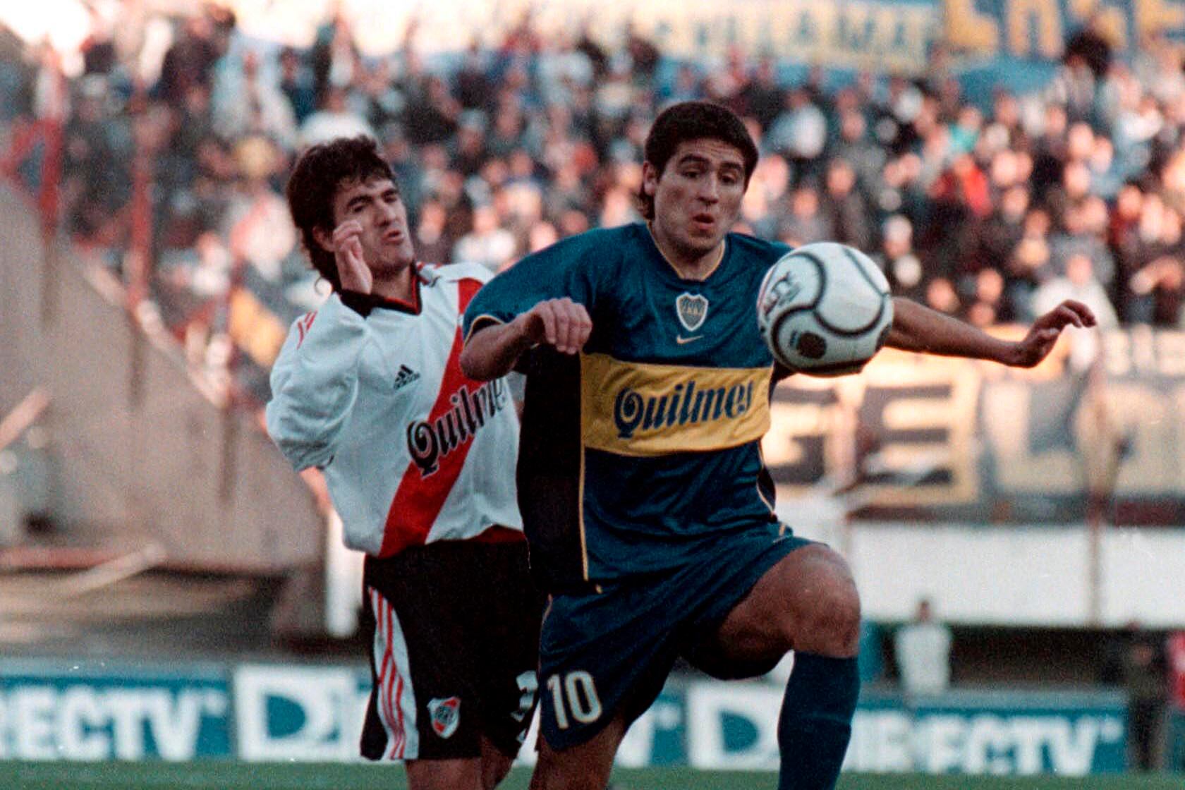 El Burrito Ortega y Juan Román Riquelme, símbolos de River y Boca respectivamente, en un empate 1-1 de 2001.