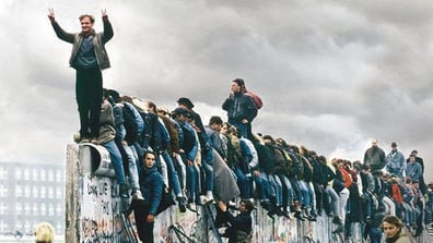 Tiempo "post totalitario" desde 1989 con la caída del muro de Berlín.