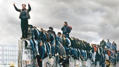 Tiempo "post totalitario" desde 1989 con la caída del muro de Berlín.