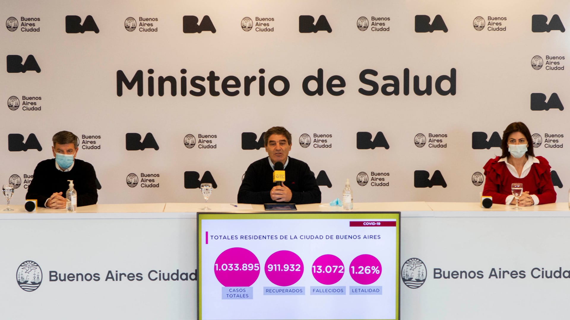 Fernán Quirós, ministro de Salud (CABA), junto a Gabriel Battistella, subsecretario de Atención Primaria, y Paula Zingoni, dir. gral. de Promoción Social y Bienestar, en conferencia de prensa. 