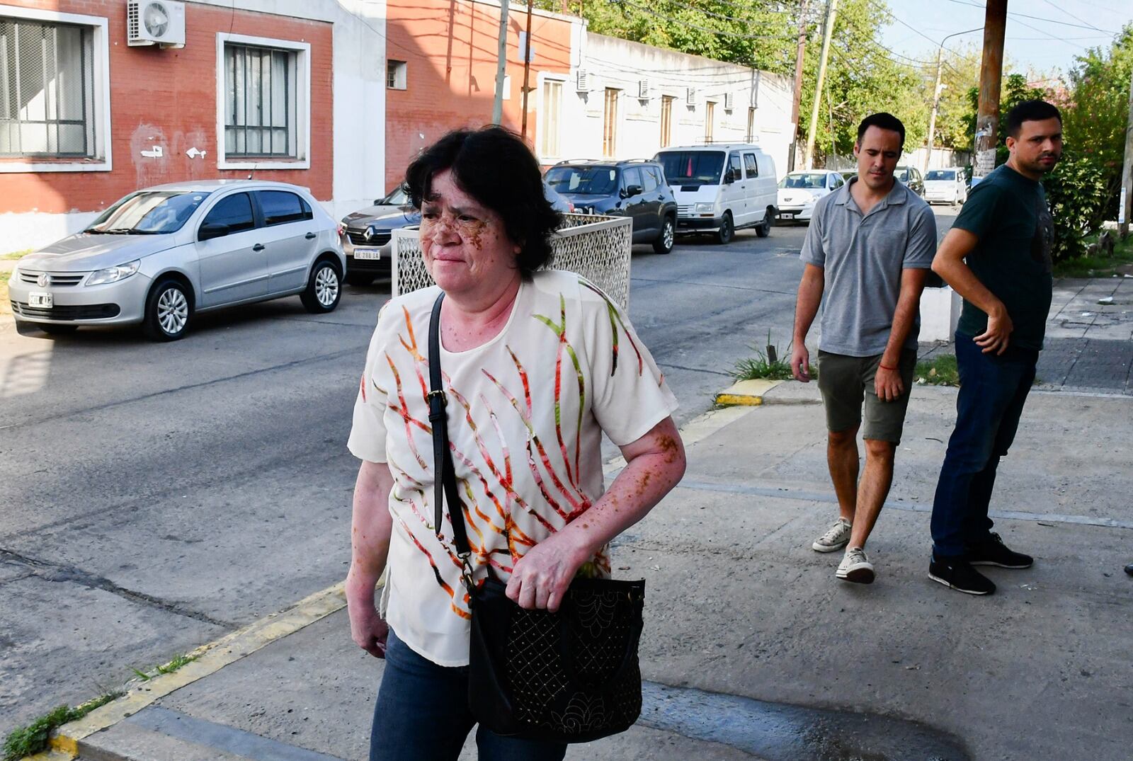 María Nina Chamorro se retira de los tribunales de San Isidro.