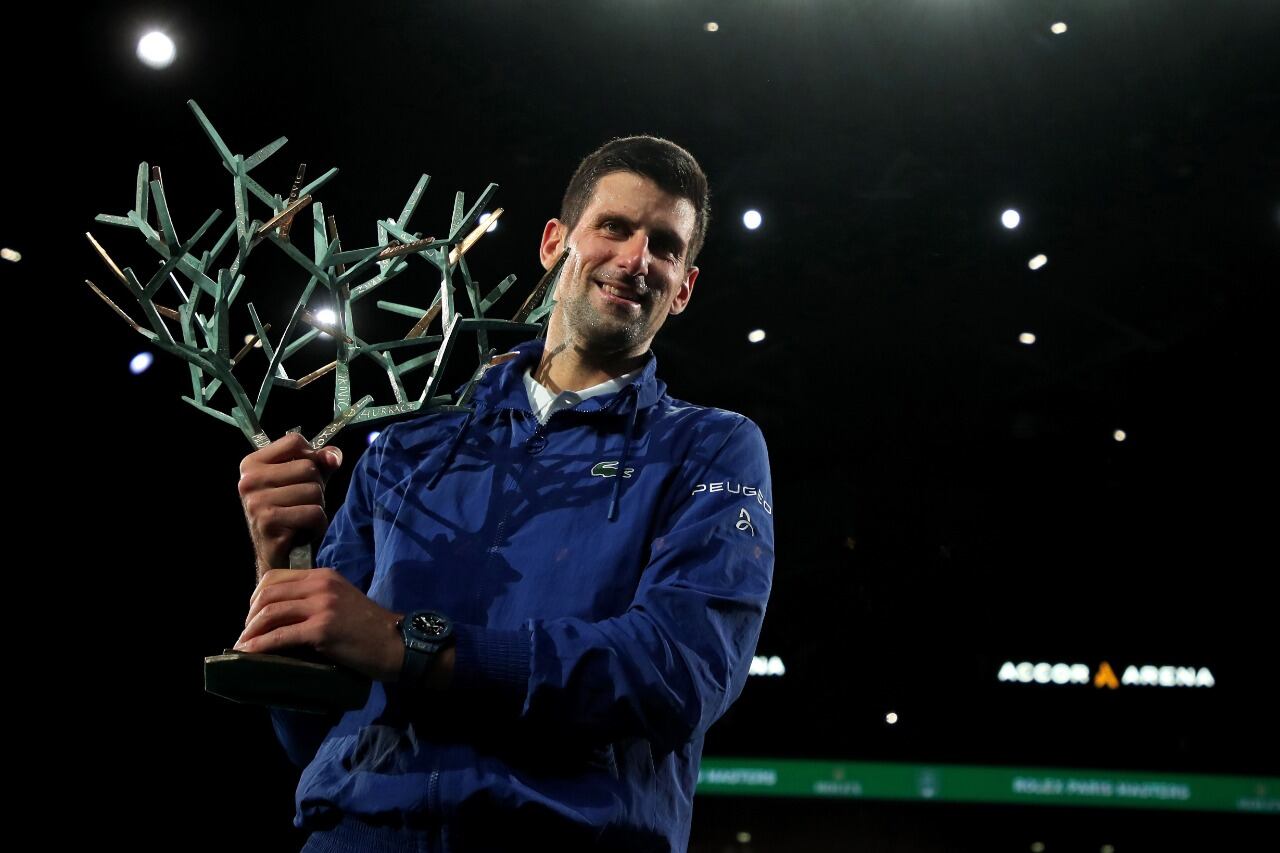 Djokovic muestra el trofeo de campeón