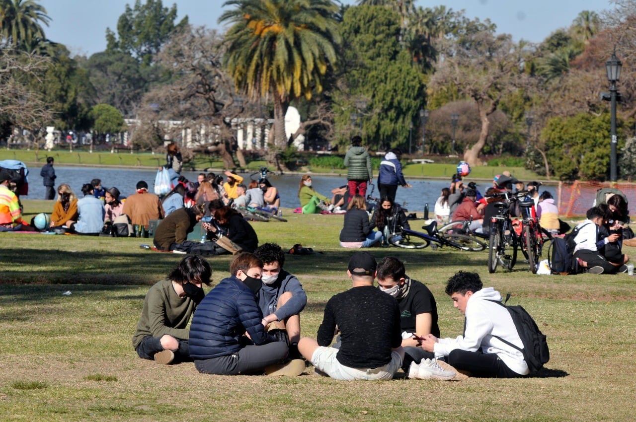 Los jóvenes disfrutando en los bosques de Palermo