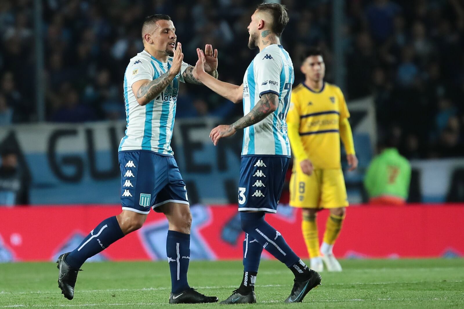 Regreso con gloria para Vecchio, saludado por Piovi tras el primer gol de Racing