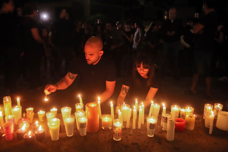 Velas de los estudiantes de cine de Guadalajara en memoria de sus tres compañeros asesinados