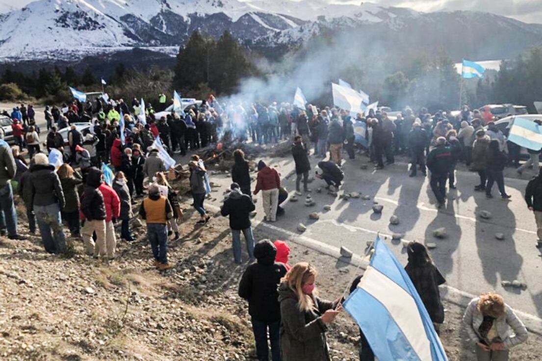 En el sur las tomas movilizaron un "banderazo patriótico". 