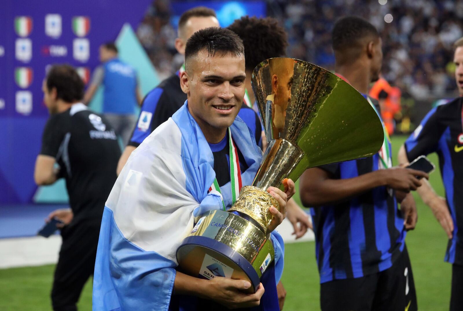 Lautaro Martínez, con el trofeo de campeón
