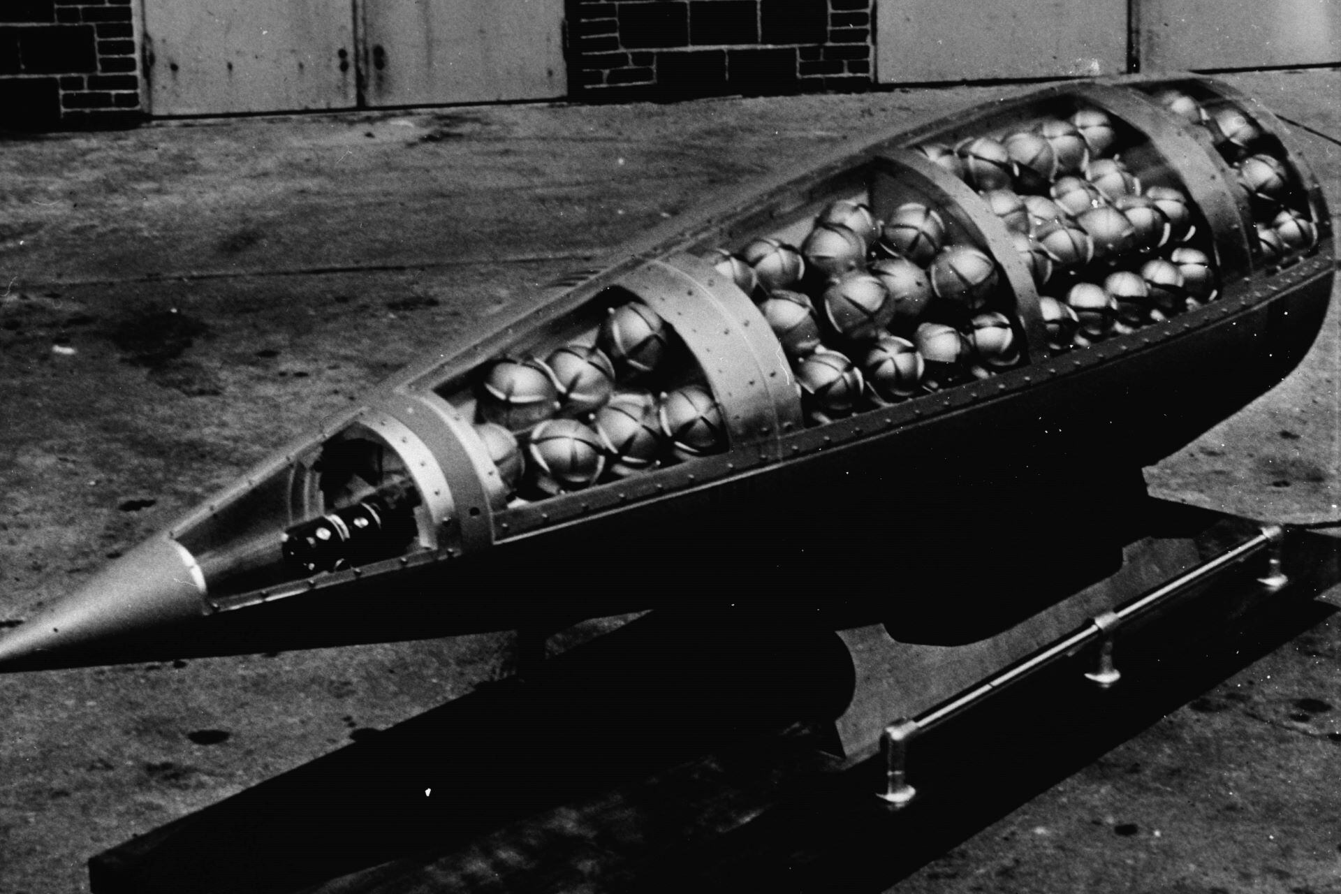 Las bombas de racimo son denunciadas en gran parte del mundo por la peligrosidad que representan las pequeñas municiones sin explotar en la población civil.